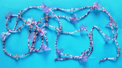 Dekorations kæde med perler og små lys lilla transp. sommerfugle.
